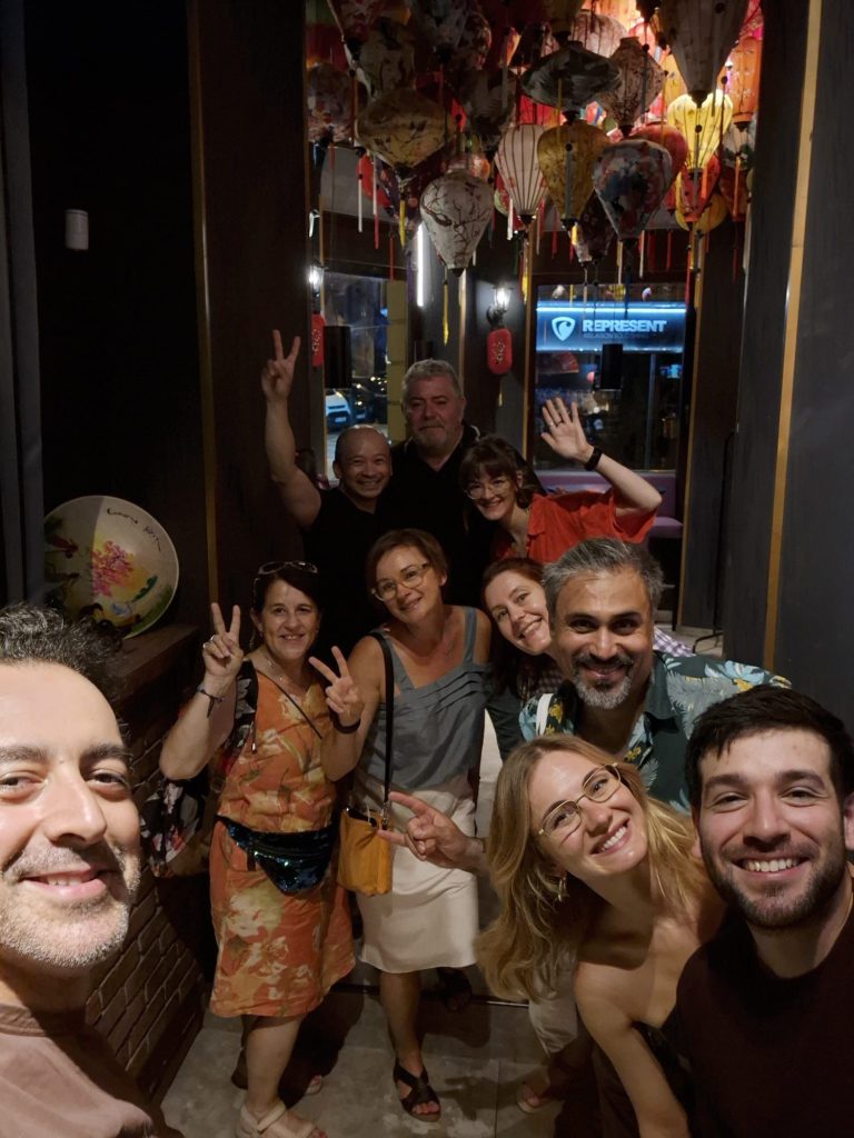 Fotografía de grupo durante un encuentro entre artistas